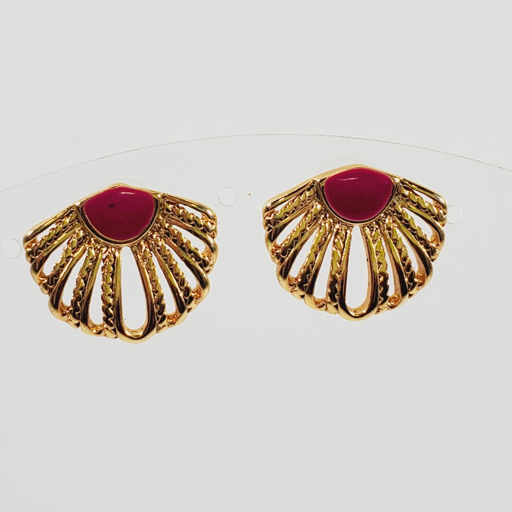 1980's Vintage Shell Shaped Earrings - Unique Collectibles